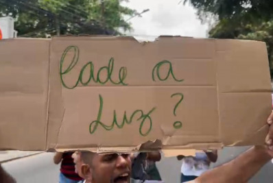 Moradores da comunidade Santa Marta, em Botafogo, denunciam que estão há quatro dias sem energia