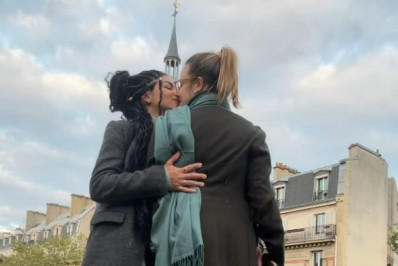 Samantha Jones troca beijos com a namorada em Paris