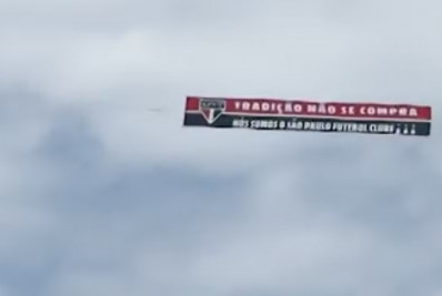 Torcedores do São Paulo provocam o Botafogo com faixa em avião: 'Tradição não se compra'