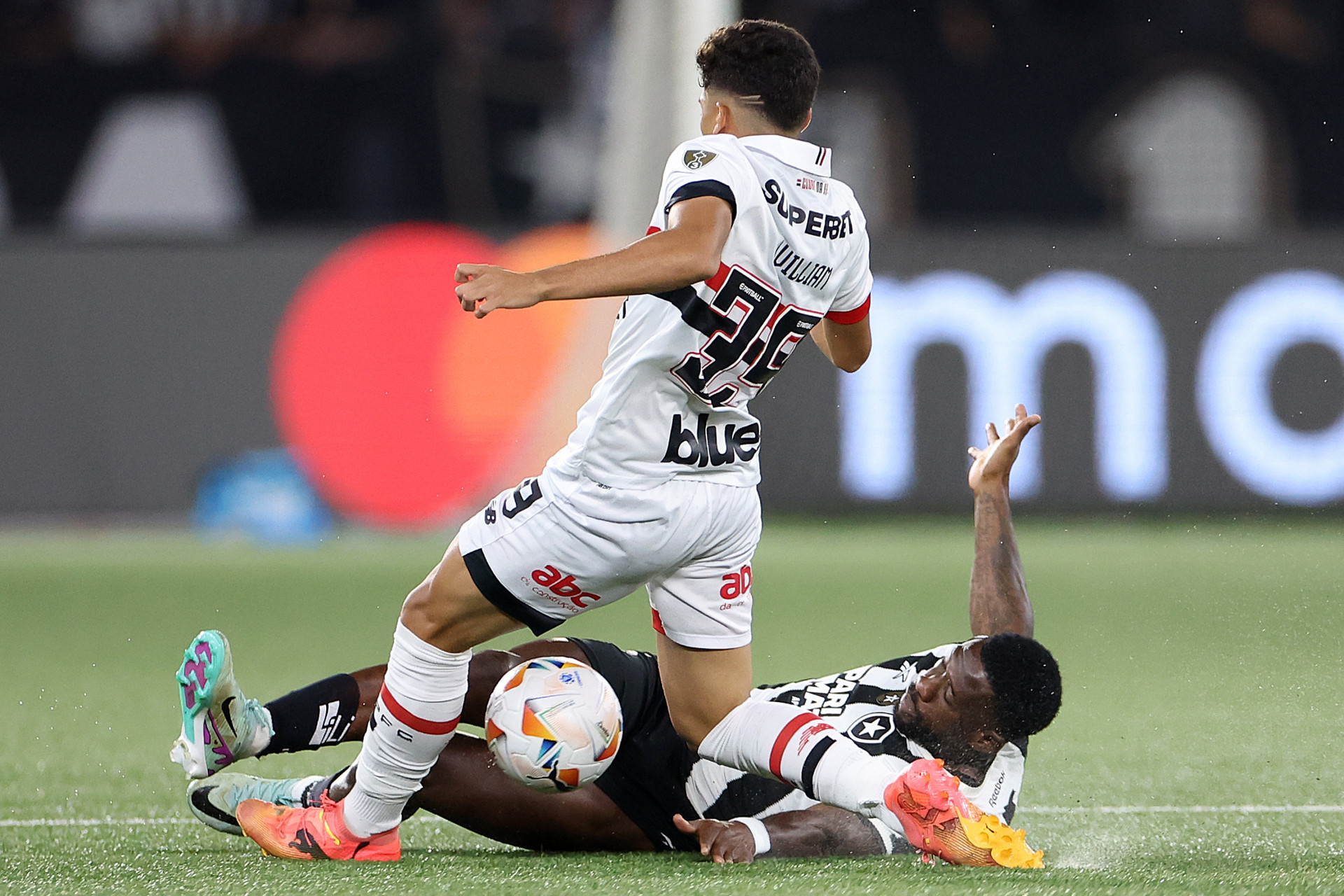 Corte de Bastos, do Botafogo - Vitor Silva/Botafogo