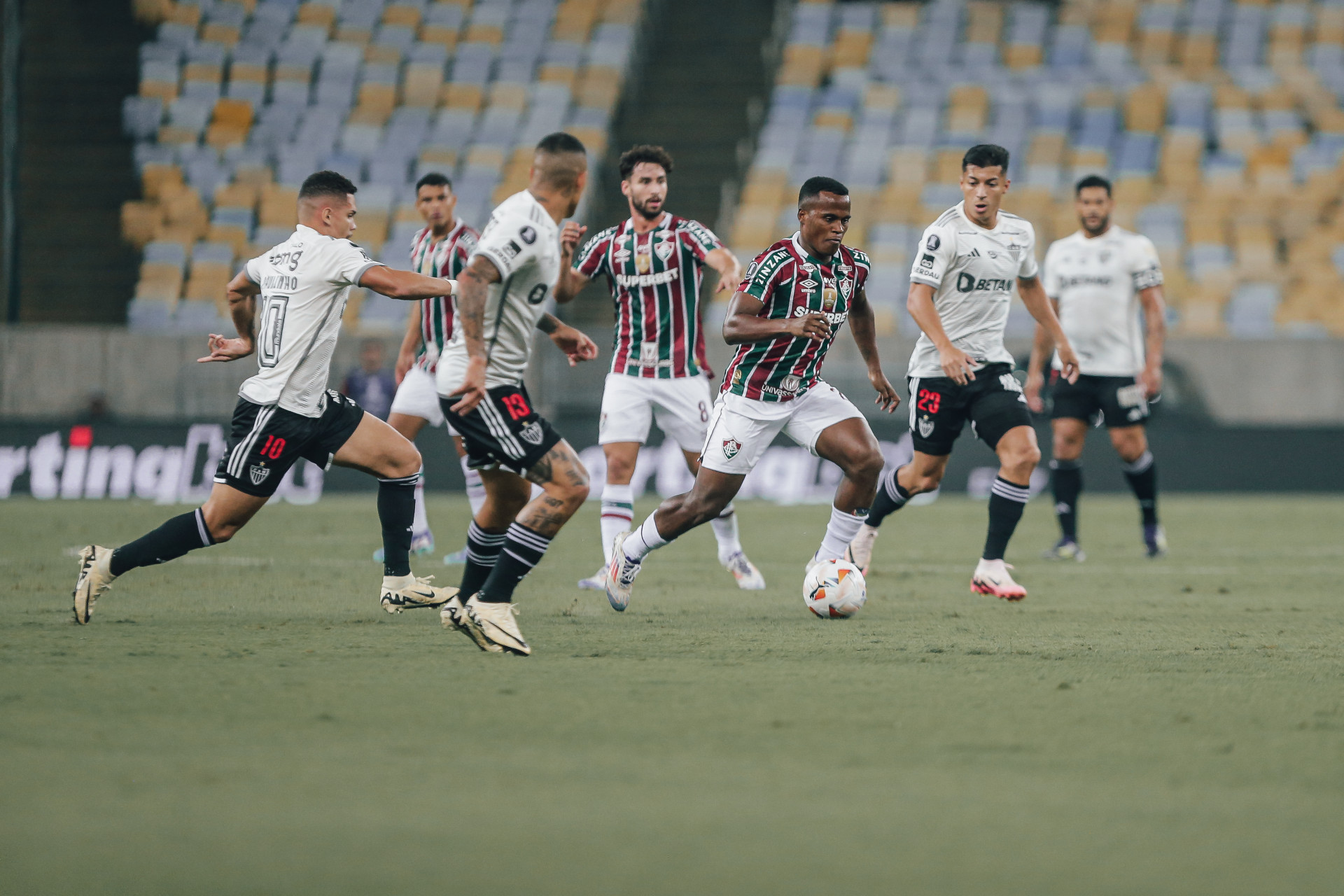 Marca&ccedil;&atilde;o em cima de Jhon Arias, do Fluminense - Lucas Mer&ccedil;on/Fluminense FC