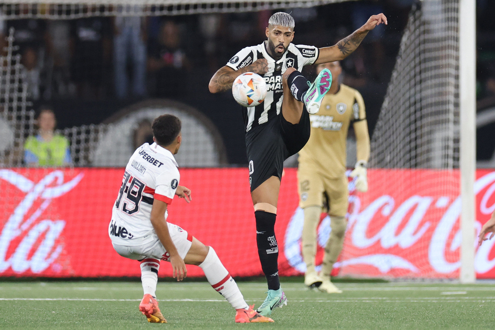 Alexander Barboza em a&ccedil;&atilde;o durante Botafogo x S&atilde;o Paulo - Vitor Silva/Botafogo