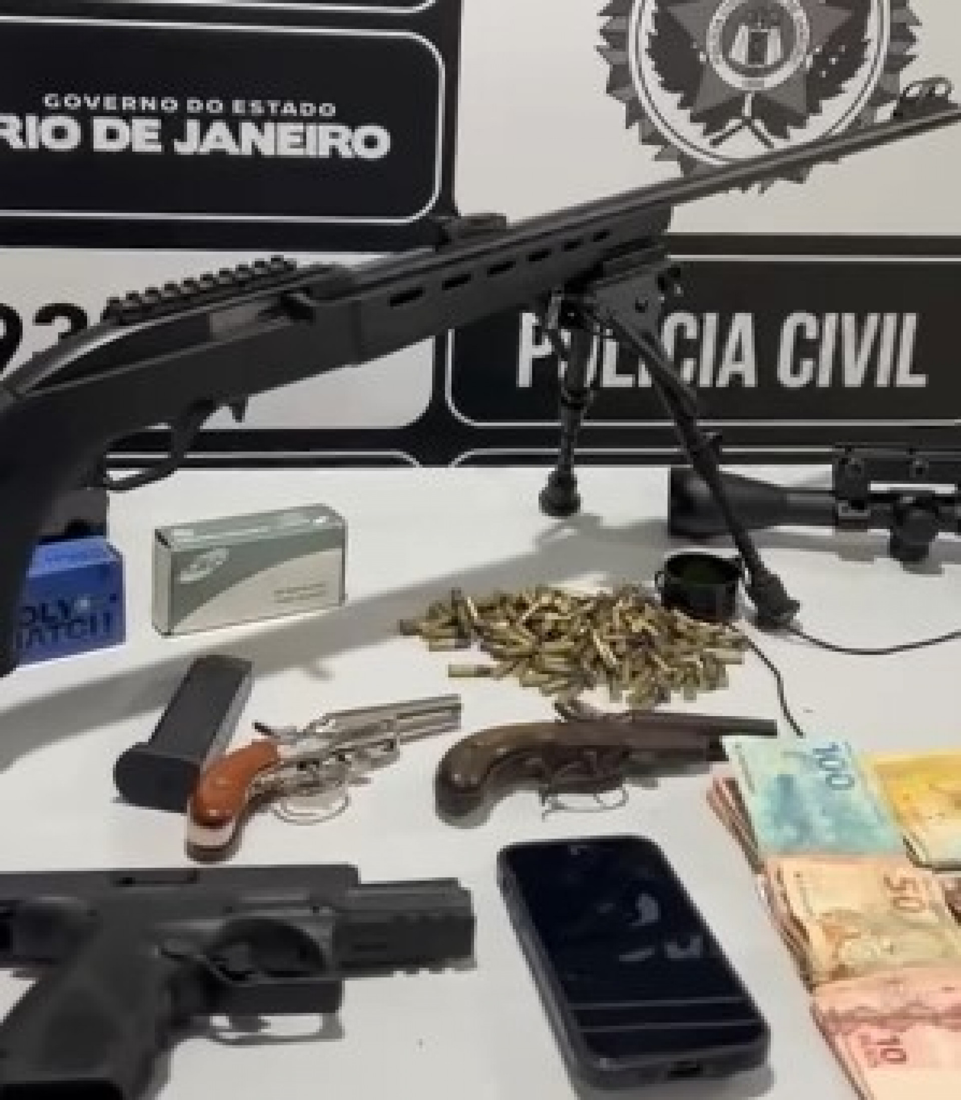 Suspeito foi preso com armas de fogo, dezenas de garrafas de whisky falsificadas e cigarros eletrônicos