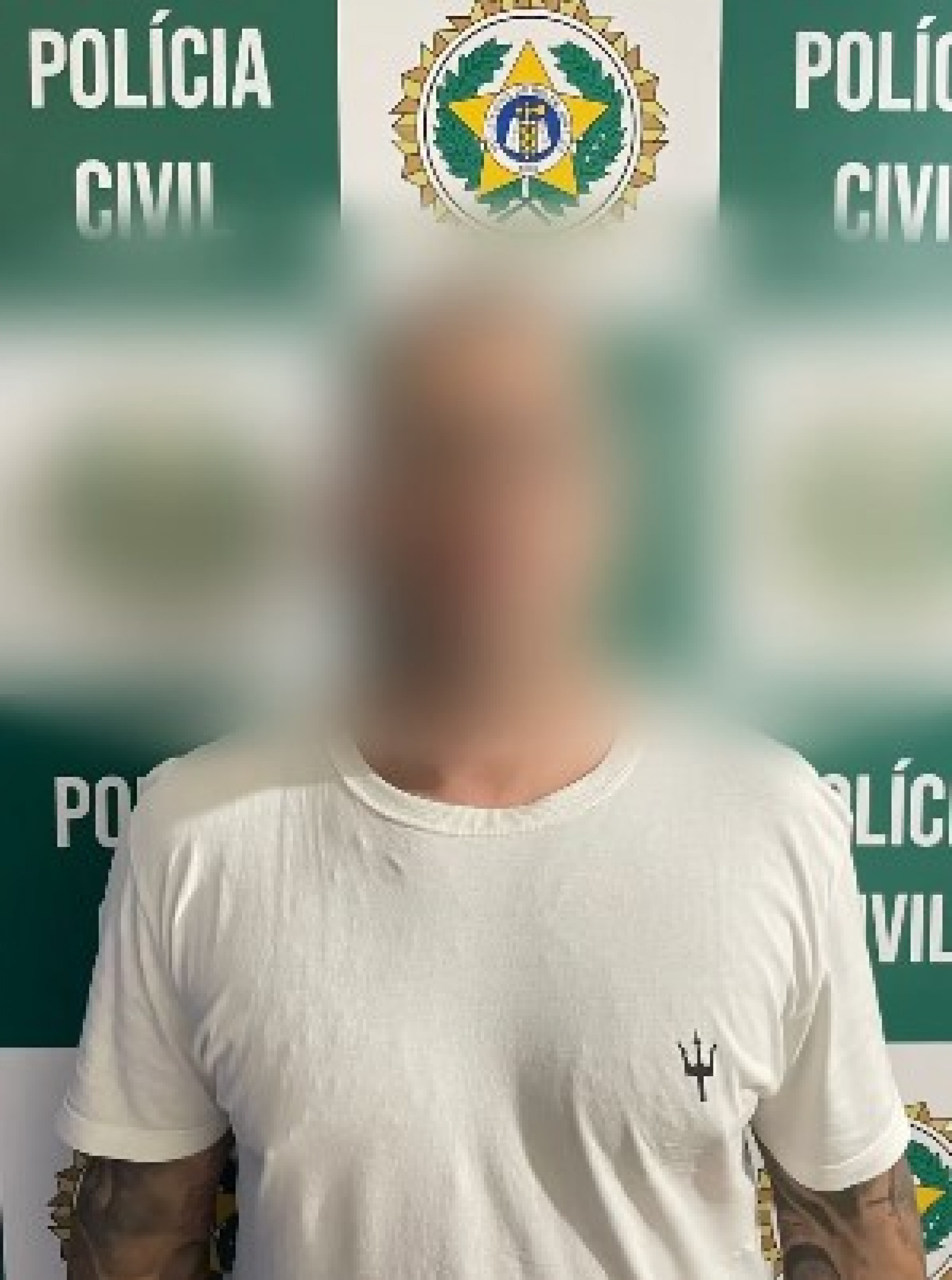 Suspeito foi preso com armas de fogo, dezenas de garrafas de whisky falsificadas e cigarros eletrônicos