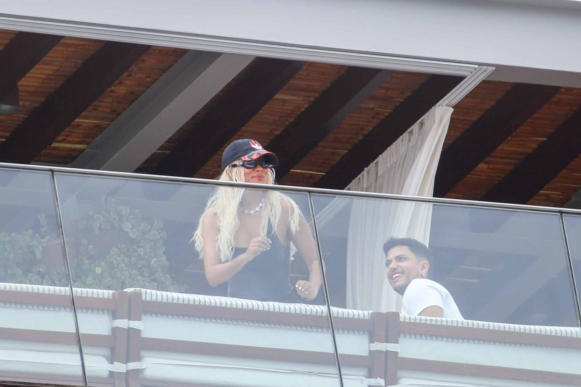 Karol G interage com fãs da sacada do hotel em Ipanema
 - JC Pereira/ Agnews