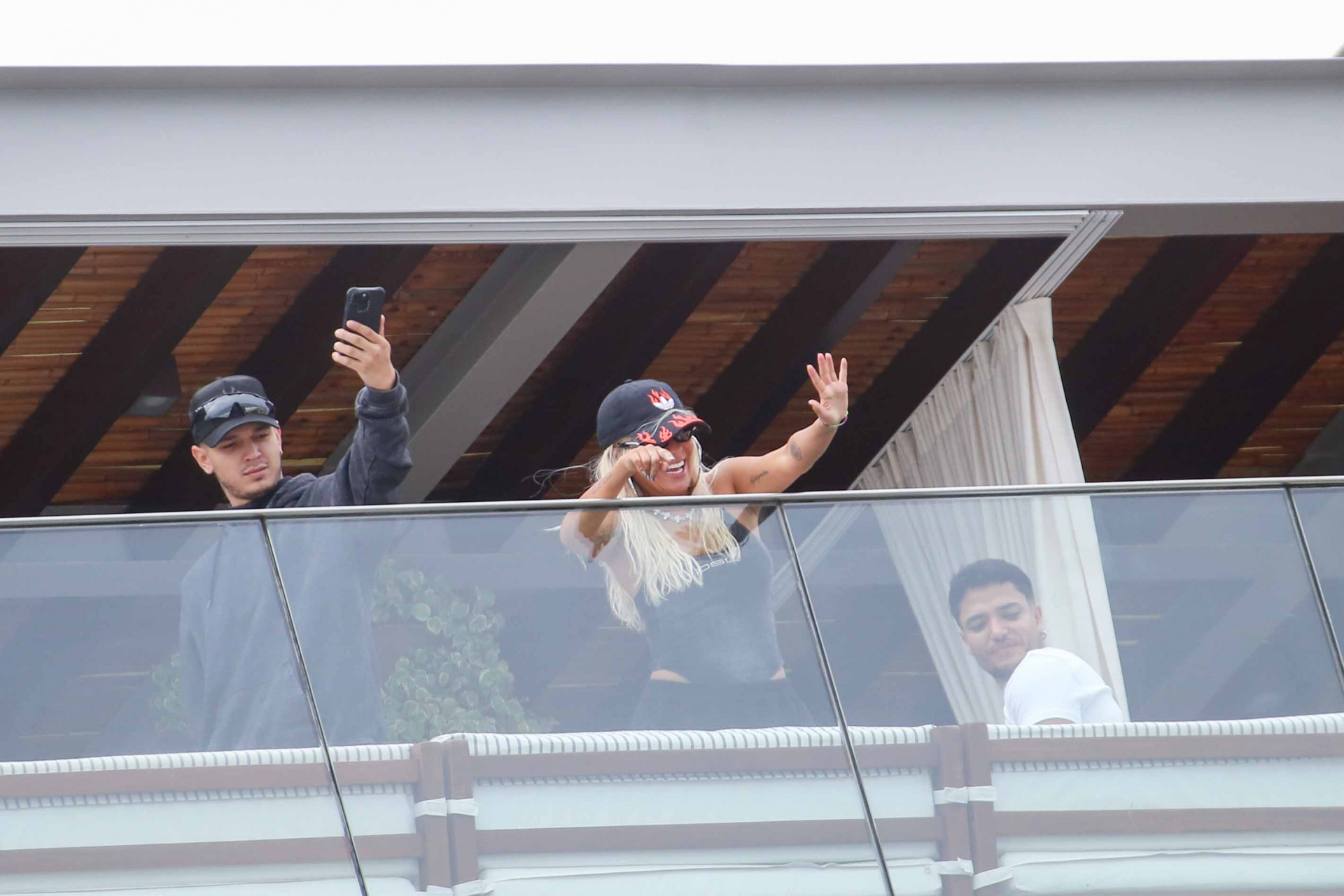 Karol G interage com fãs da sacada do hotel em Ipanema
 - JC Pereira/ Agnews