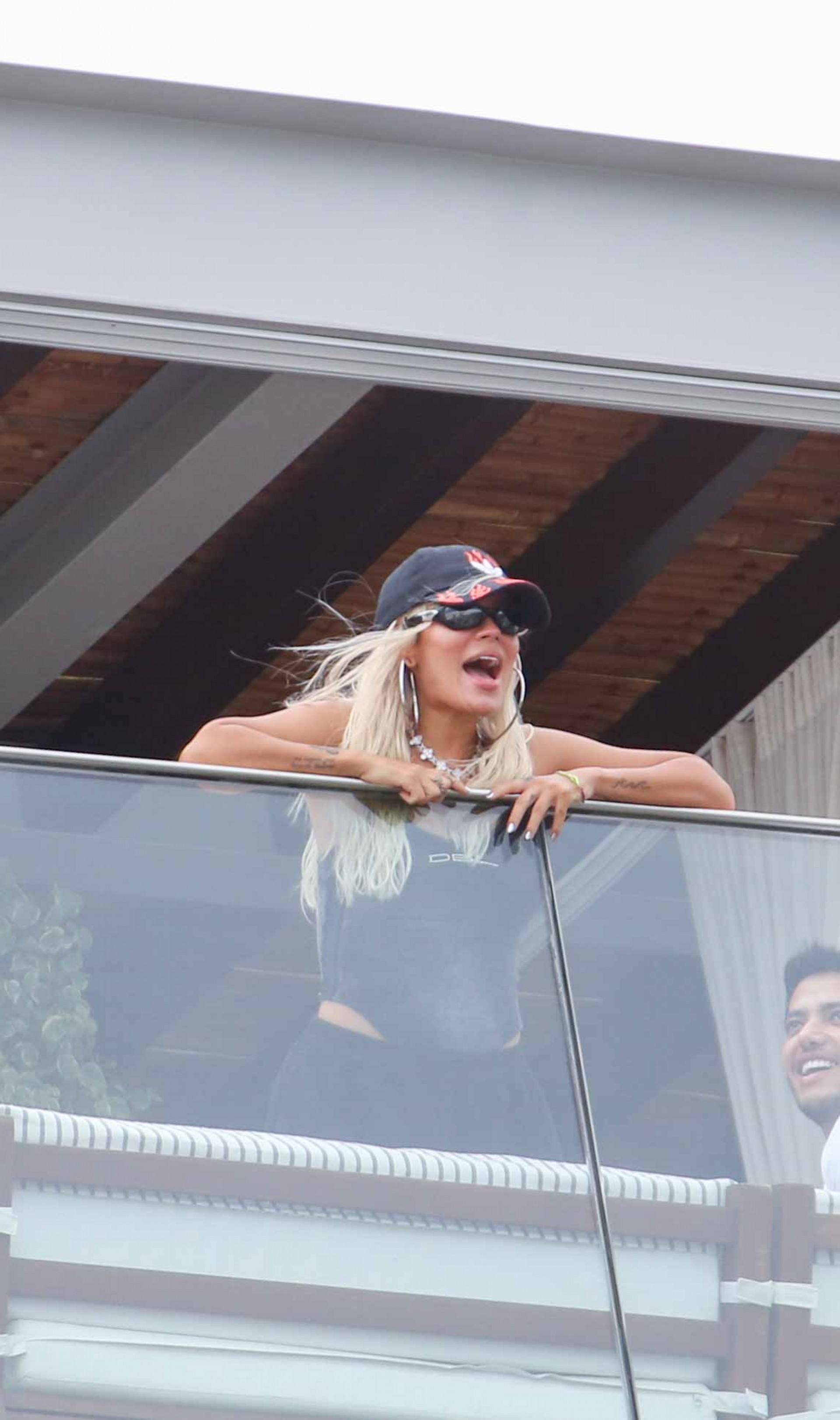 Karol G interage com fãs da sacada do hotel em Ipanema
 - JC Pereira/ Agnews