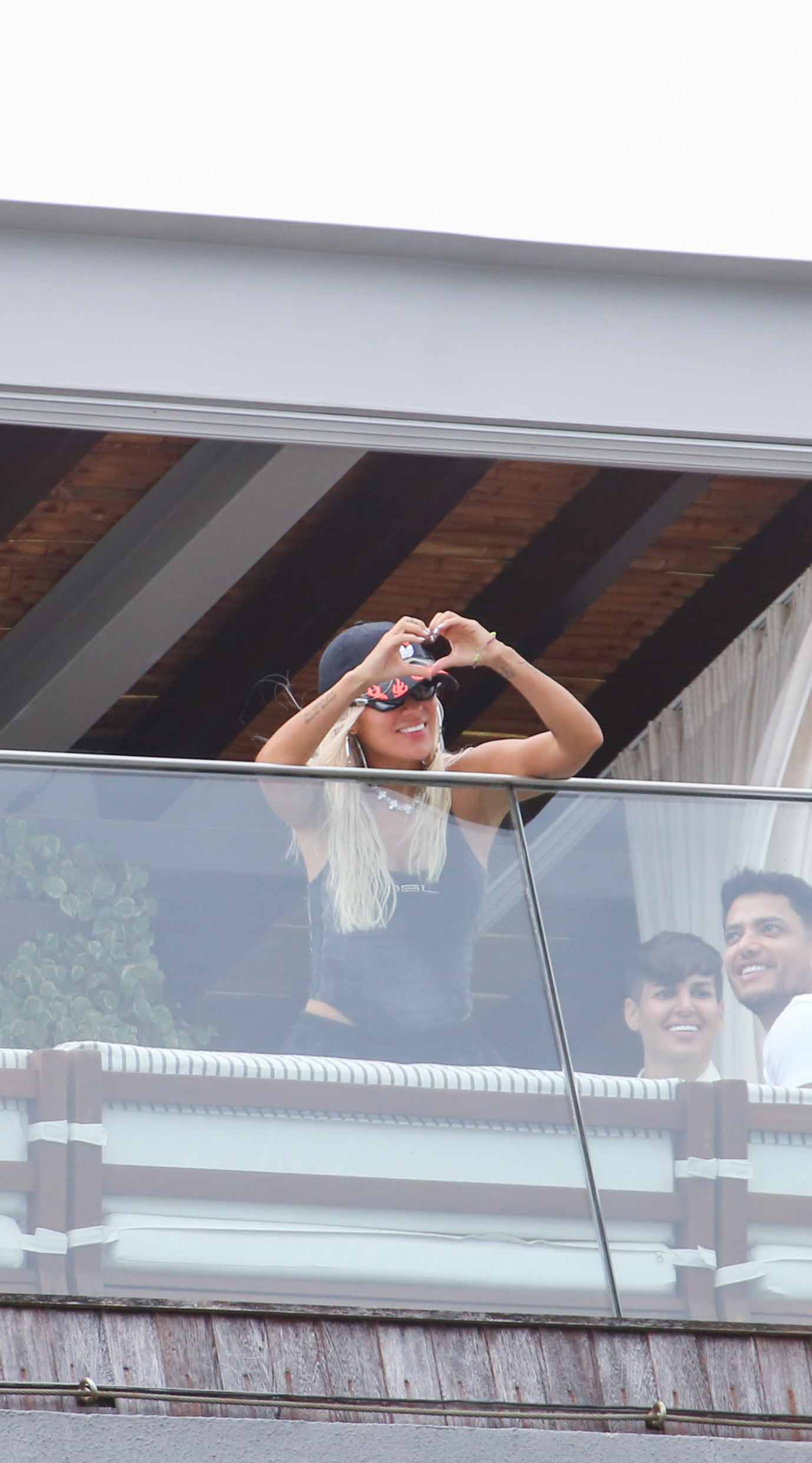 Karol G interage com fãs da sacada do hotel em Ipanema
 - JC Pereira/ Agnews