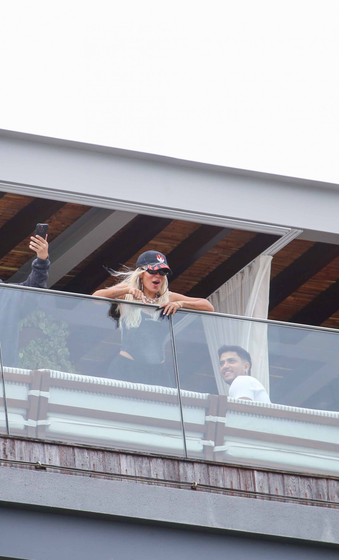 Karol G interage com fãs da sacada do hotel em Ipanema
 - JC Pereira/ Agnews