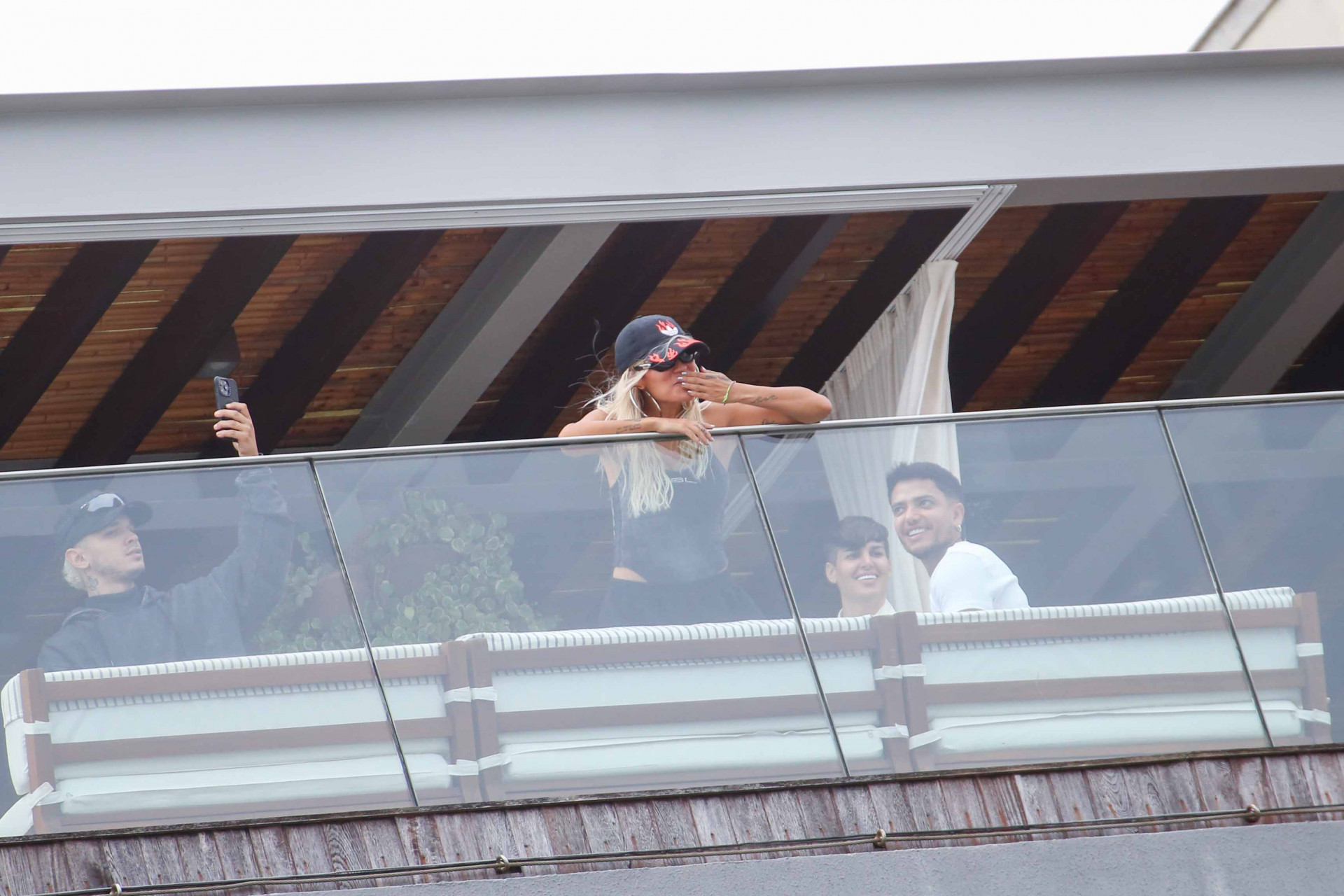 Karol G interage com fãs da sacada do hotel em Ipanema
 - JC Pereira/ Agnews