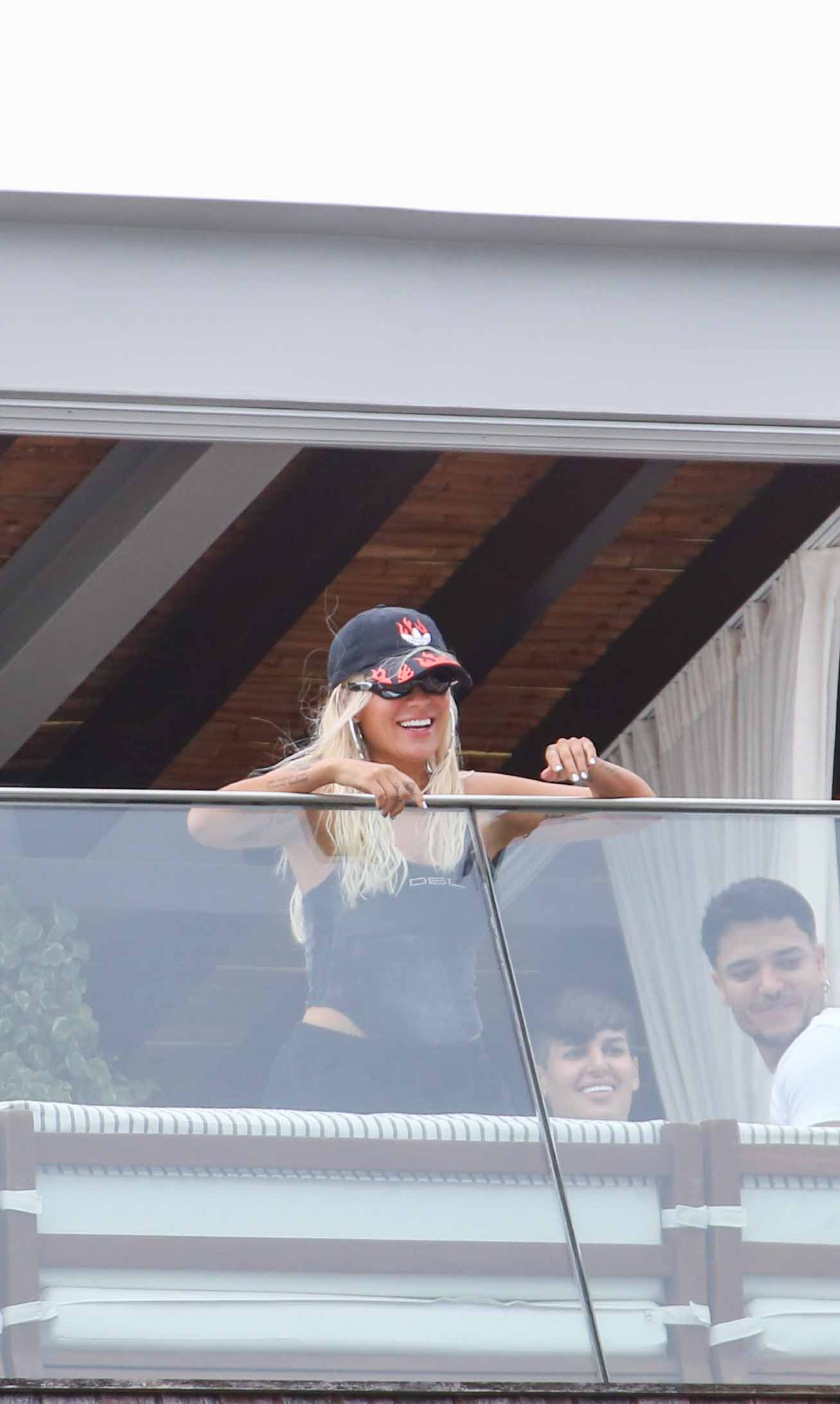 Karol G interage com fãs da sacada do hotel em Ipanema
 - JC Pereira/ Agnews