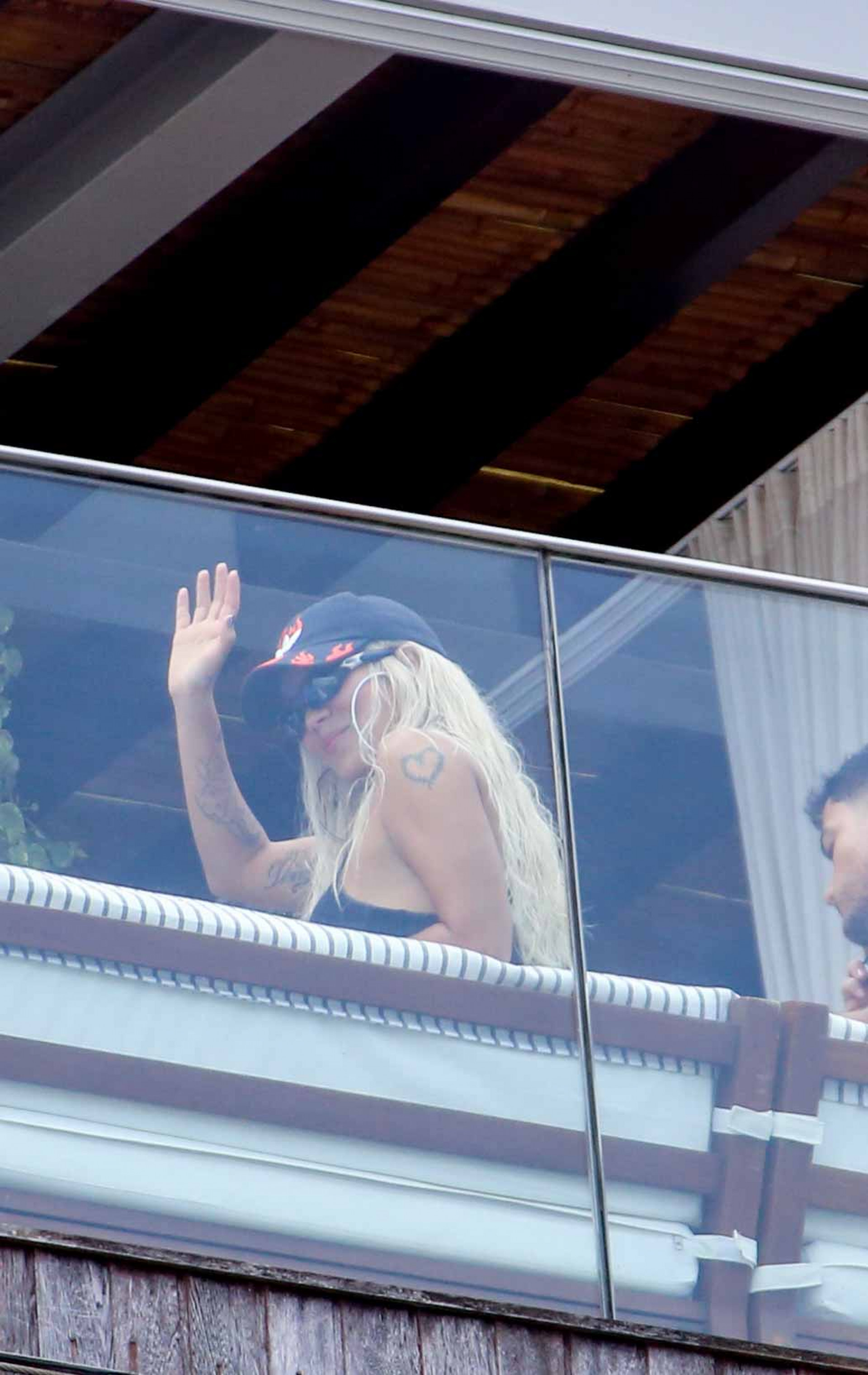 Karol G interage com fãs da sacada do hotel em Ipanema
 - JC Pereira/ Agnews