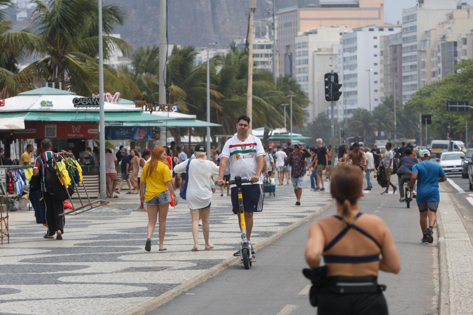 Cariocas e turistas curtem dia nublado na praia de Copacabana, na Zona Sul do Rio - Renan Areias/ Agência O Dia