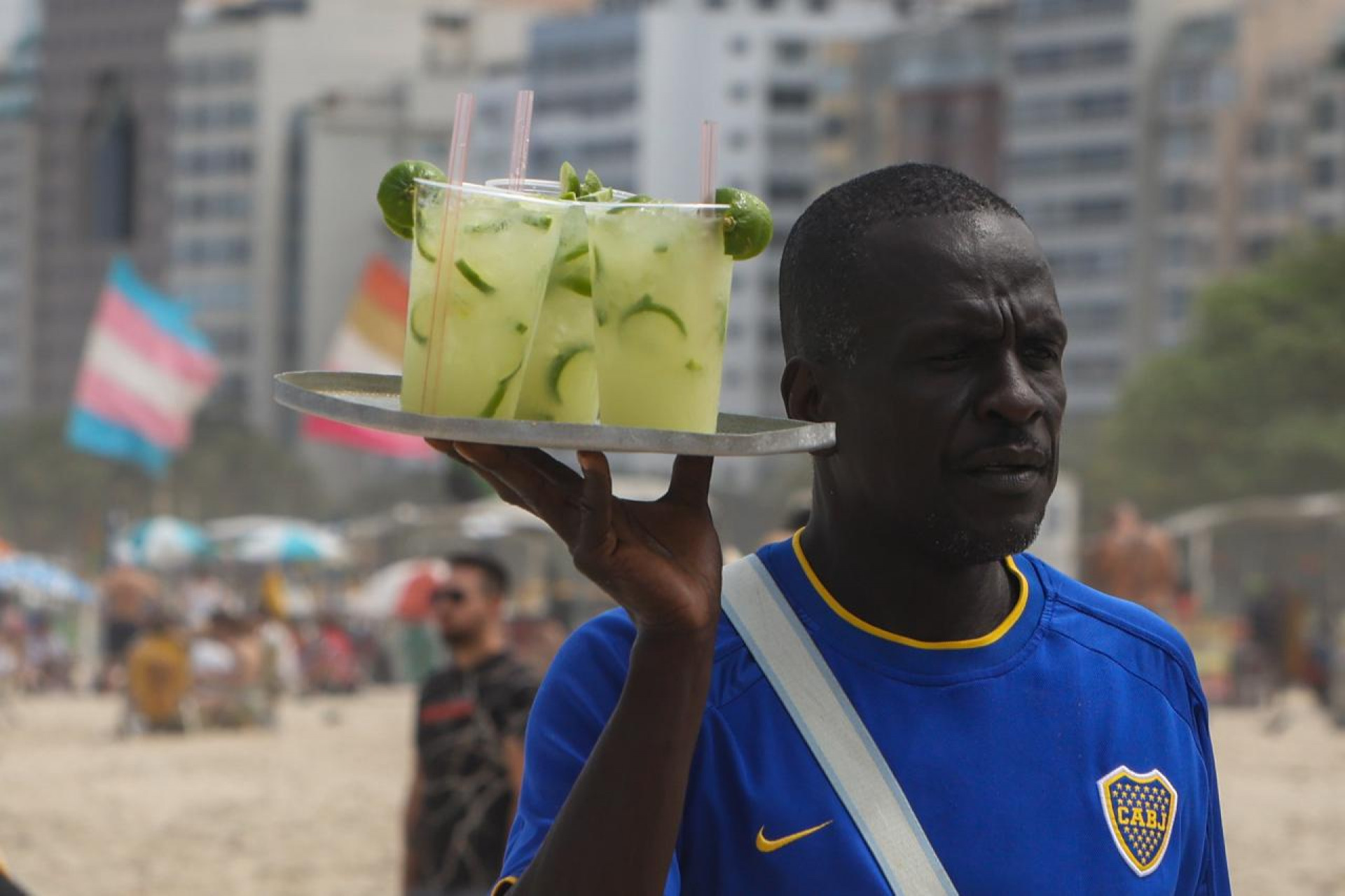 Cariocas e turistas curtem dia nublado na praia de Copacabana, na Zona Sul do Rio - Renan Areias/ Agência O Dia