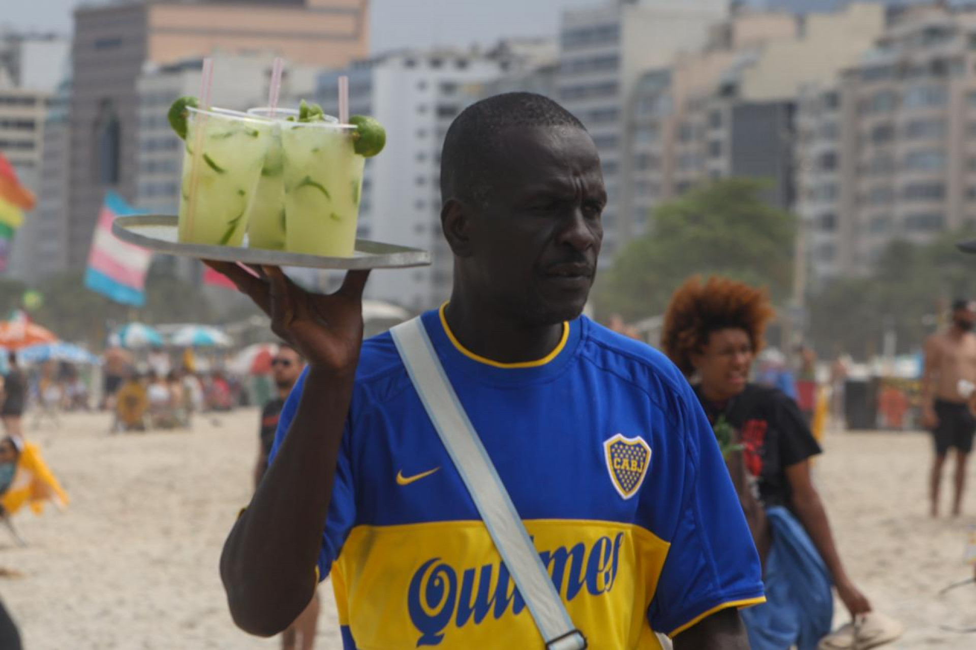 Cariocas e turistas curtem dia nublado na praia de Copacabana, na Zona Sul do Rio - Renan Areias/ Agência O Dia