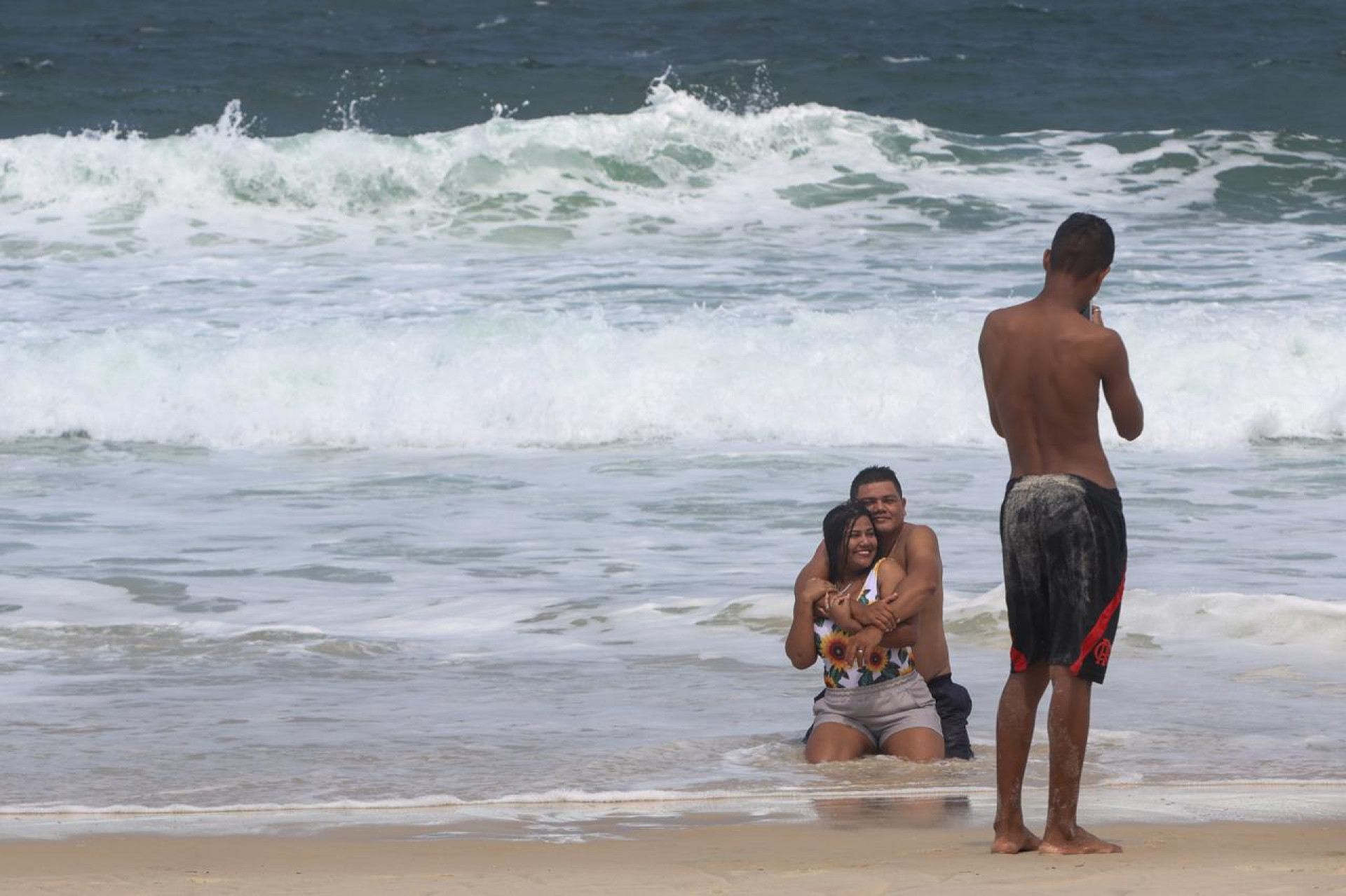 Cariocas e turistas curtem dia nublado na praia de Copacabana, na Zona Sul do Rio - Renan Areias/ Agência O Dia