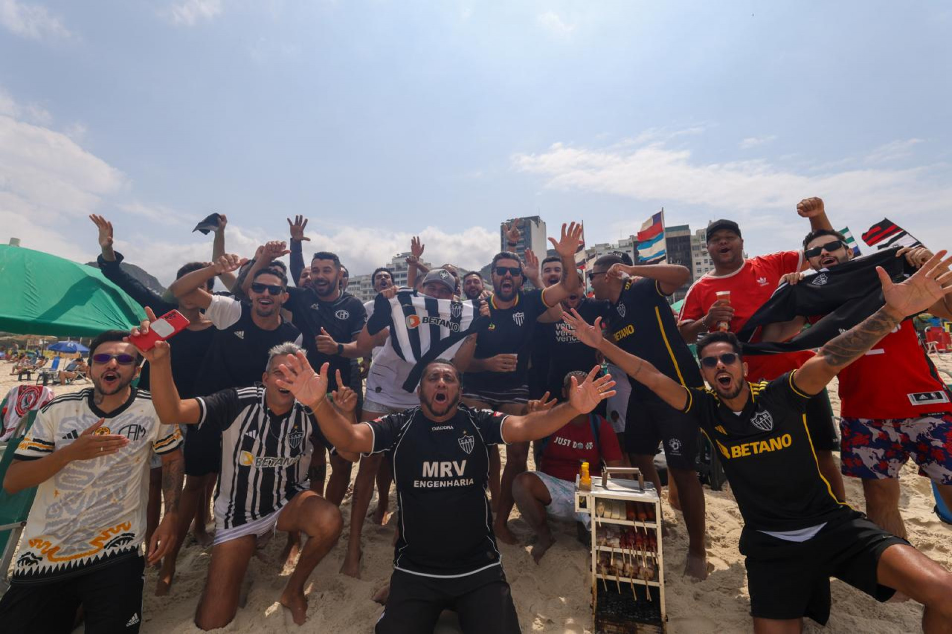 Torcedores do Atlético-MG fazem festa em Copacabana - Renan Areias / Agência O Dia