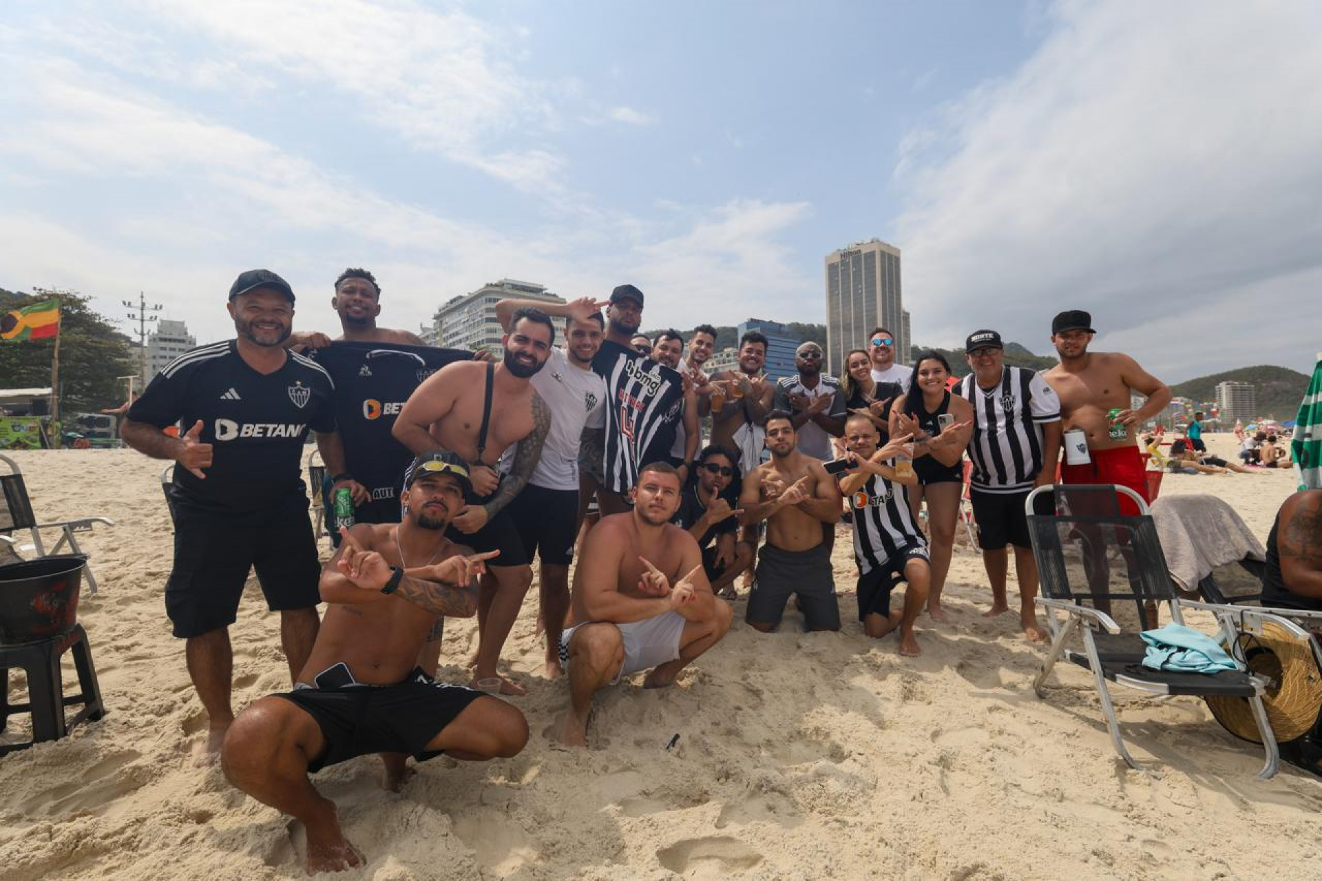 Torcedores do Atlético-MG fazem festa em Copacabana - Renan Areias / Agência O Dia