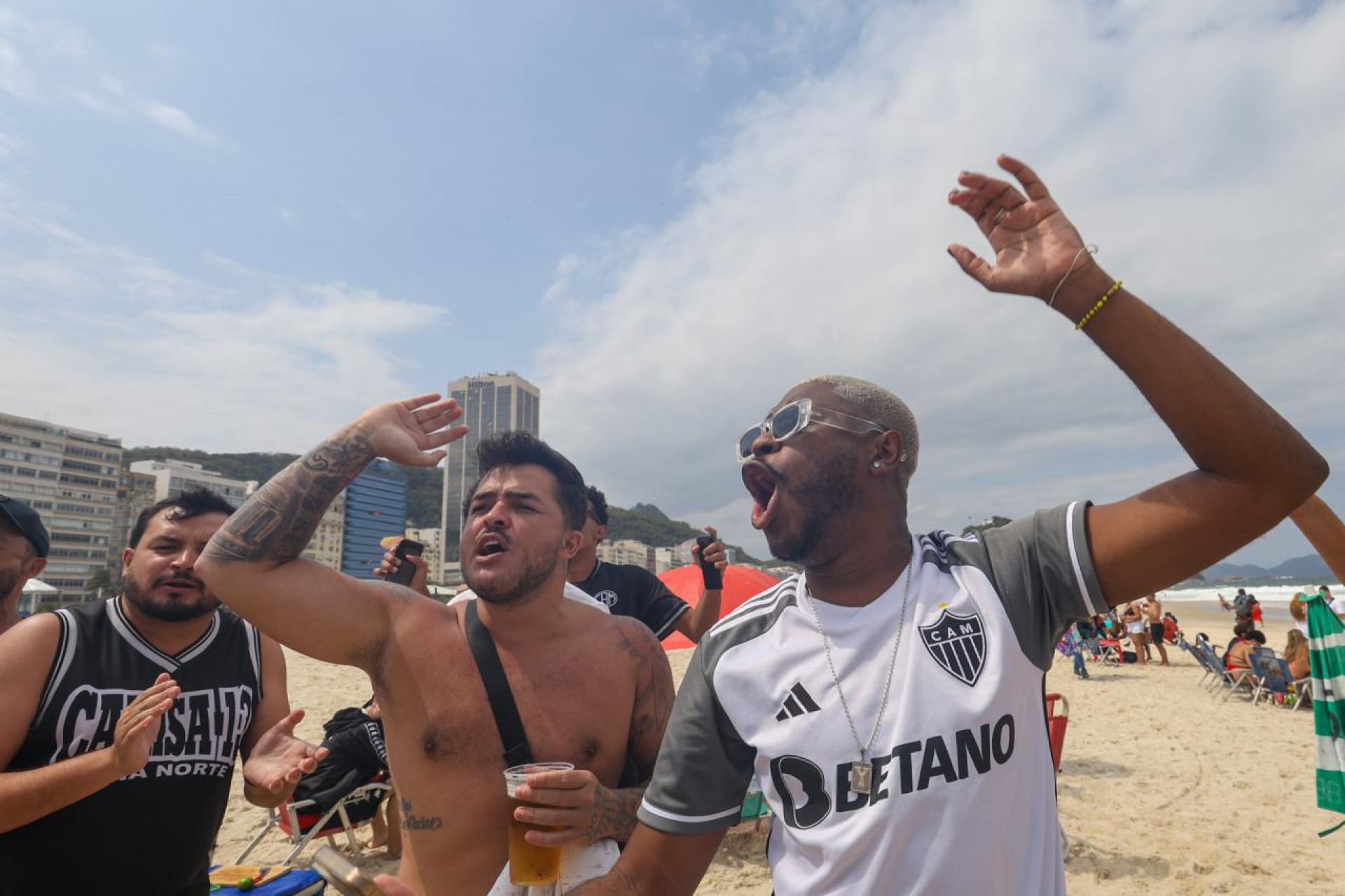 Comediante Yuri Marçal em meio à torcida do Atlético-MG em Copacabana - Renan Areias / Agência O Dia