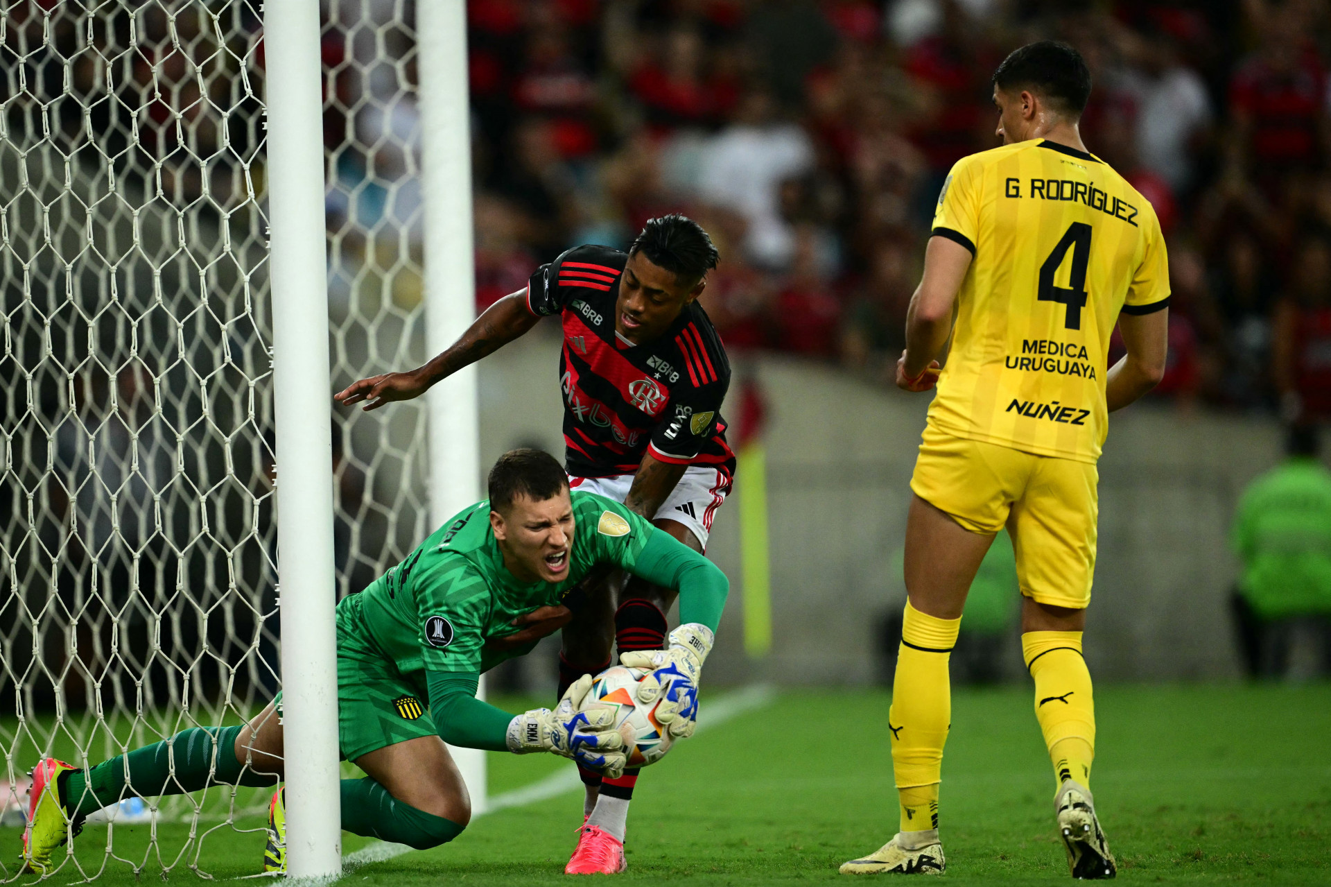 Aguerre, goleiro do Pe&ntilde;arol, foi um dos destaques da partida contra o Flamengo no Maracan&atilde; - Mauro Pimentel/AFP