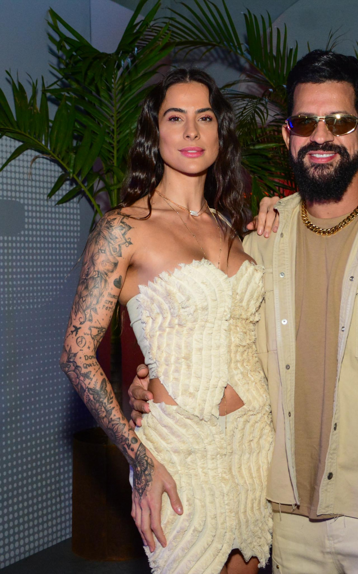 Dennis DJ e namorada 