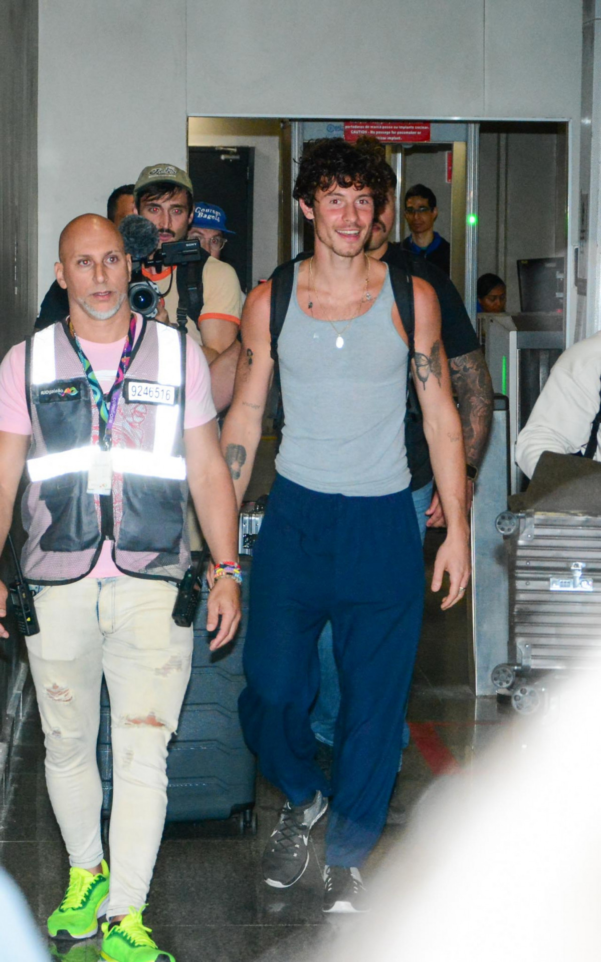 Shawn Mendes desembarca em aeroporto no Rio