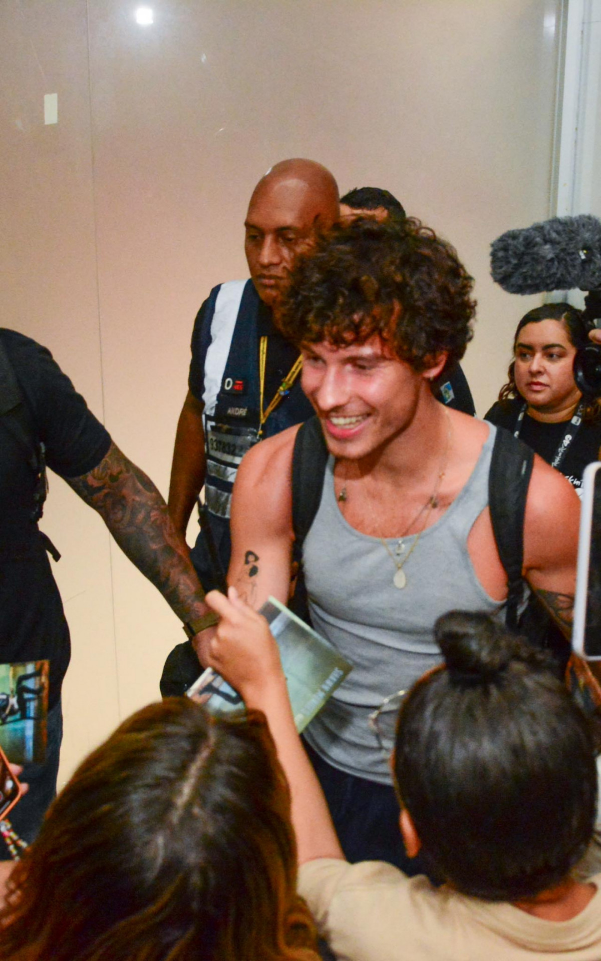 Shawn Mendes desembarca em aeroporto no Rio
