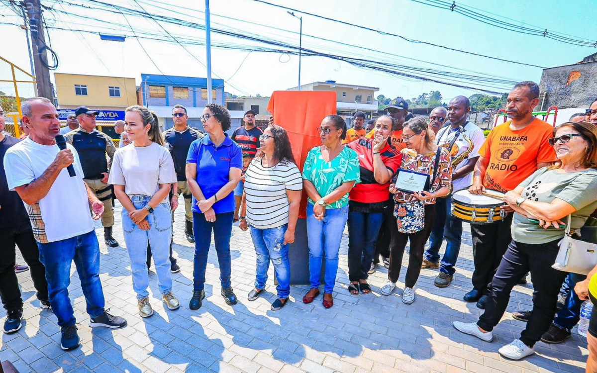 Observado pela deputada Daniela do Waguinho e familiares do homenageado, o prefeito Waguinho comemorou a nova obra entregue