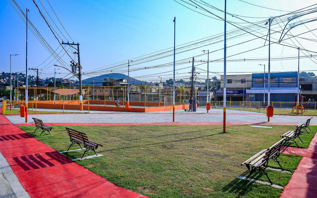 A praça Nelson Emídio da Silva tem quadra poliesportiva, academia ao ar livre para a terceira idade, parque infantil e outros atrativos