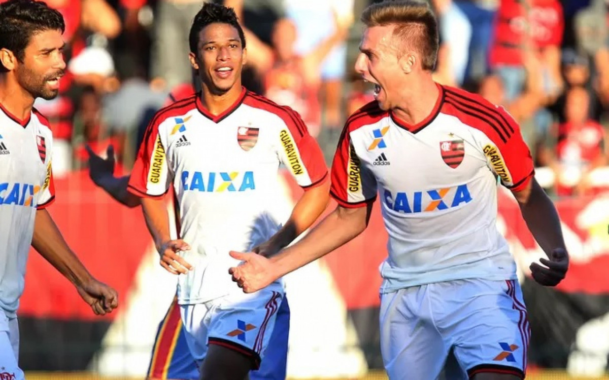 Bressan comemora o gol feito sobre o Madureira em 2015