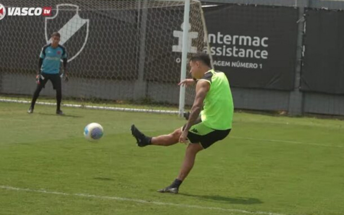 De esquerda, Coutinho anota golaços em treino do Vasco