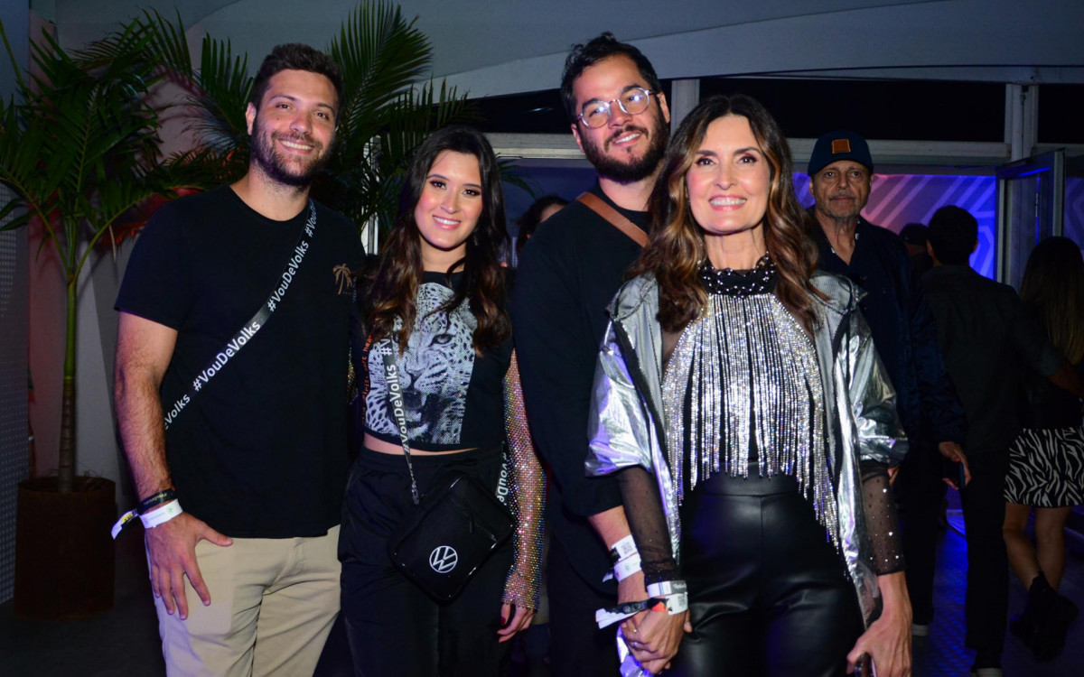 Fátima Bernardes chega acompanhada de Túlio Gadelha e sua família