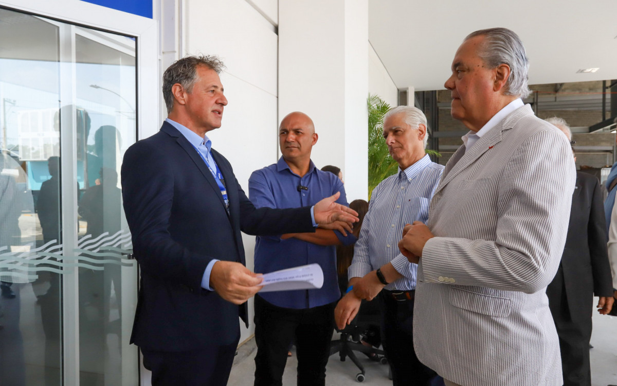 Autoridades locais na nauguração da Firjan 