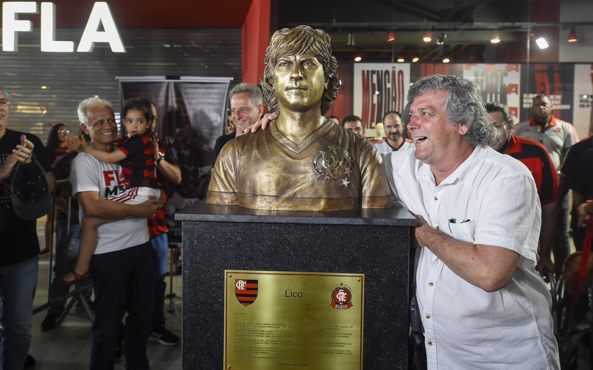 Lico com o busto que recebeu de homenagem pelo Flamengo