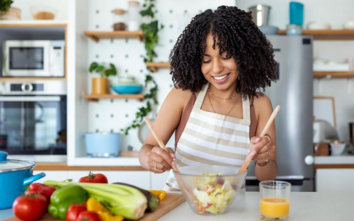 O cuidado com a alimentação ajuda a proteger a saúde da poluição (Imagem: Photoroyalty | Shutterstock)