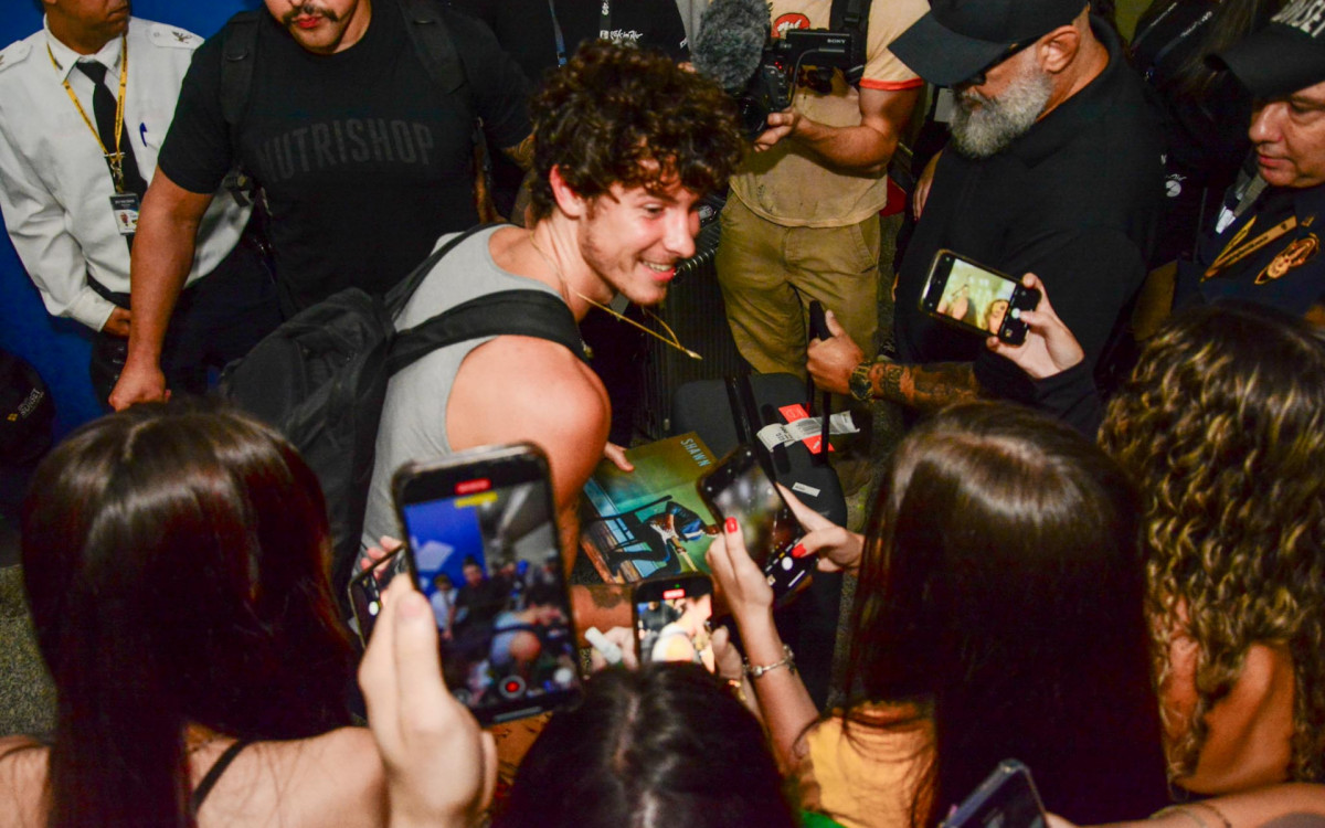 Shawn Mendes desembarca em aeroporto no Rio