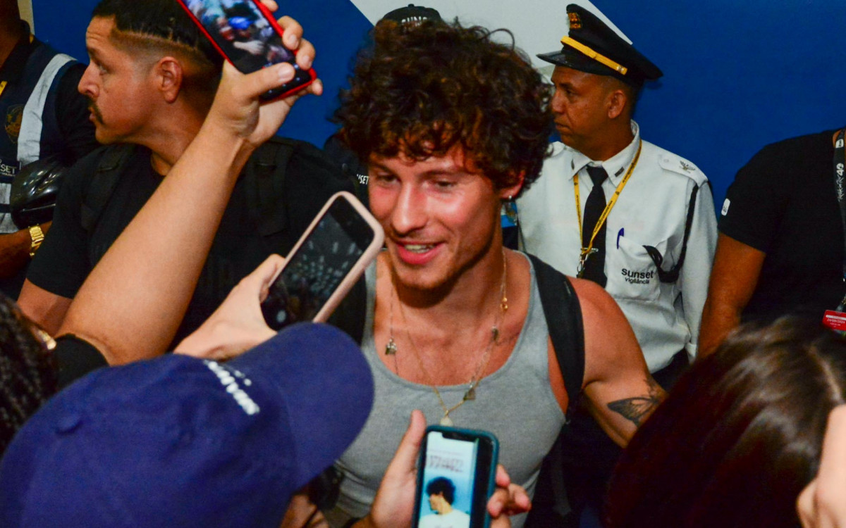 Shawn Mendes desembarca em aeroporto no Rio - Webert Belicio/ Agnews