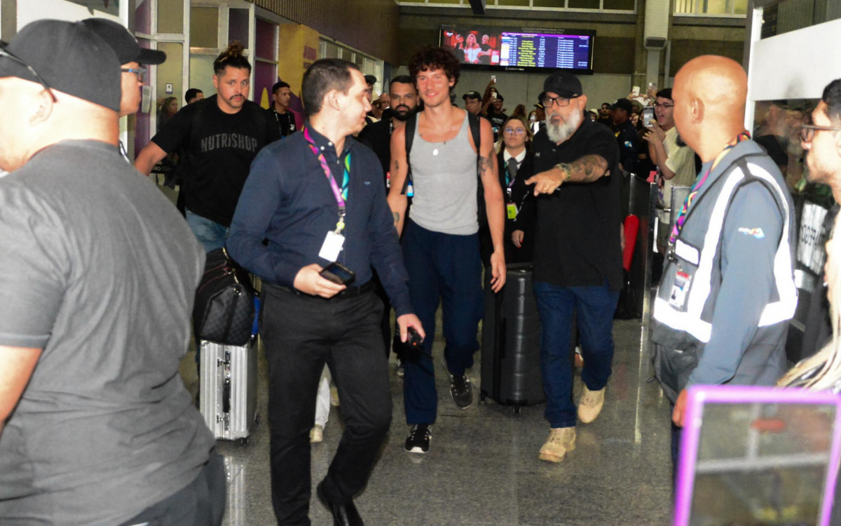 Shawn Mendes desembarca em aeroporto no Rio