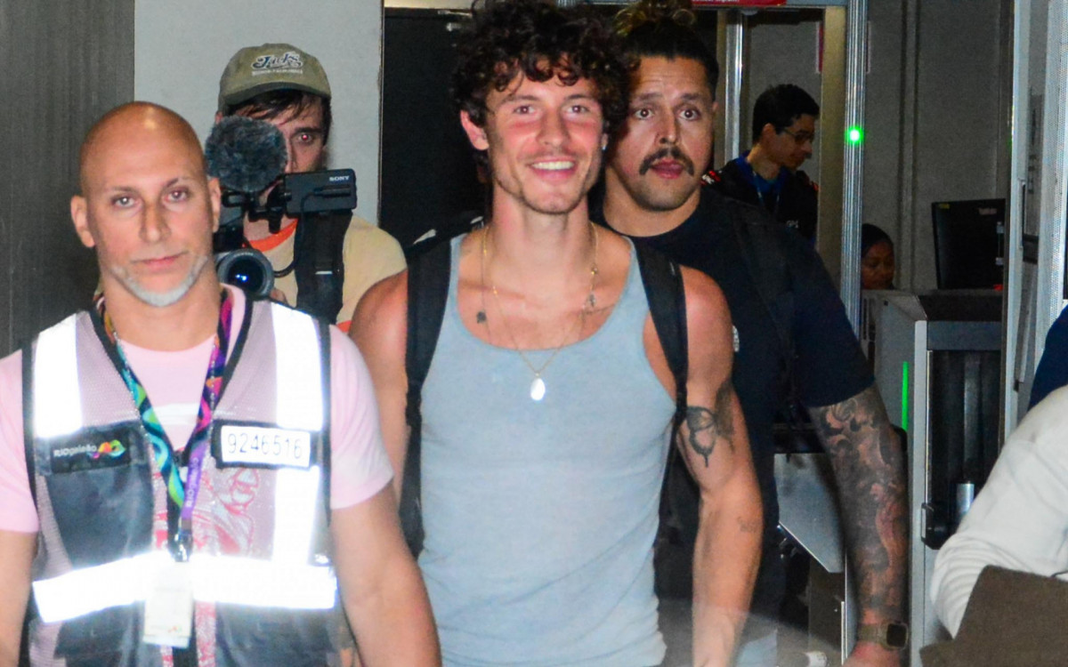 Shawn Mendes desembarca em aeroporto no Rio