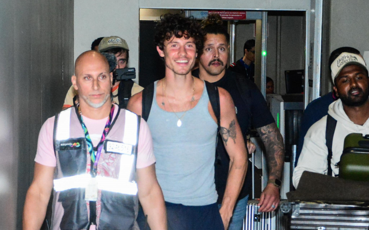 Shawn Mendes desembarca em aeroporto no Rio
