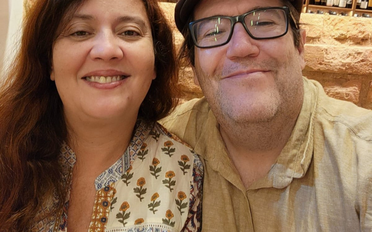 Gabriela Buscacio, companheira de Tarcisio, corta o cabelo dele