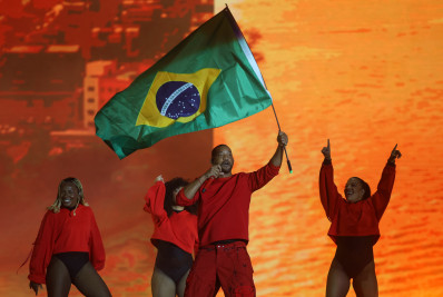 Will Smith rima em português em pocket show no Rock in Rio