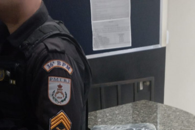 Mais de cinco quilos de maconha, cocaína, além de  moto furtada