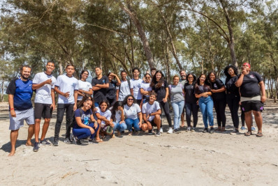 Alunos da rede estadual de Arraial do Cabo realizam mutirão de limpeza na Praia do Pontal