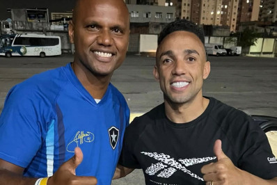 Marçal, do Botafogo, tieta Jefferson no Estádio Nilton Santos: 'Lenda'