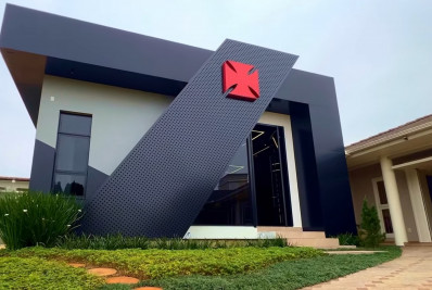 Vídeo: torcedor fanático constrói museu do Vasco na própria casa