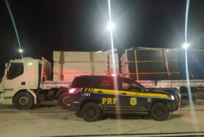 Dois caminhões com excesso de peso foram apreendidos pela PRF em Resende
