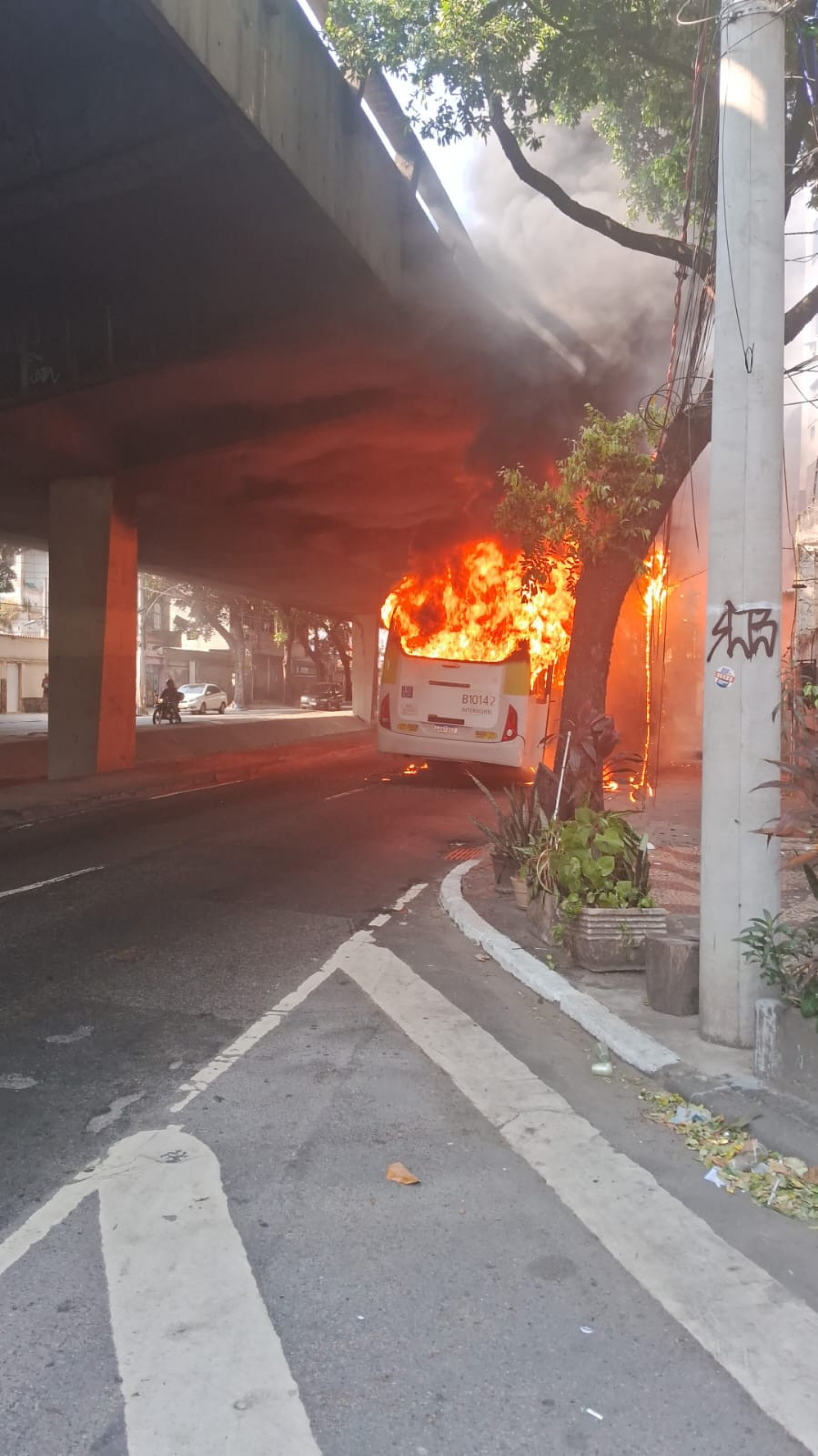 Ônibus foi tomado pelas chamas e ninguém ficou ferido