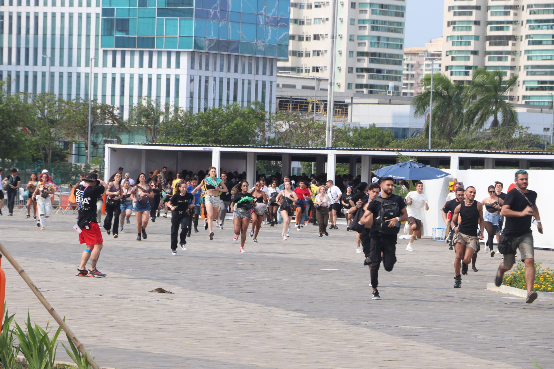 Público corre após portões da Cidade do Rock abrirem - AgNews
