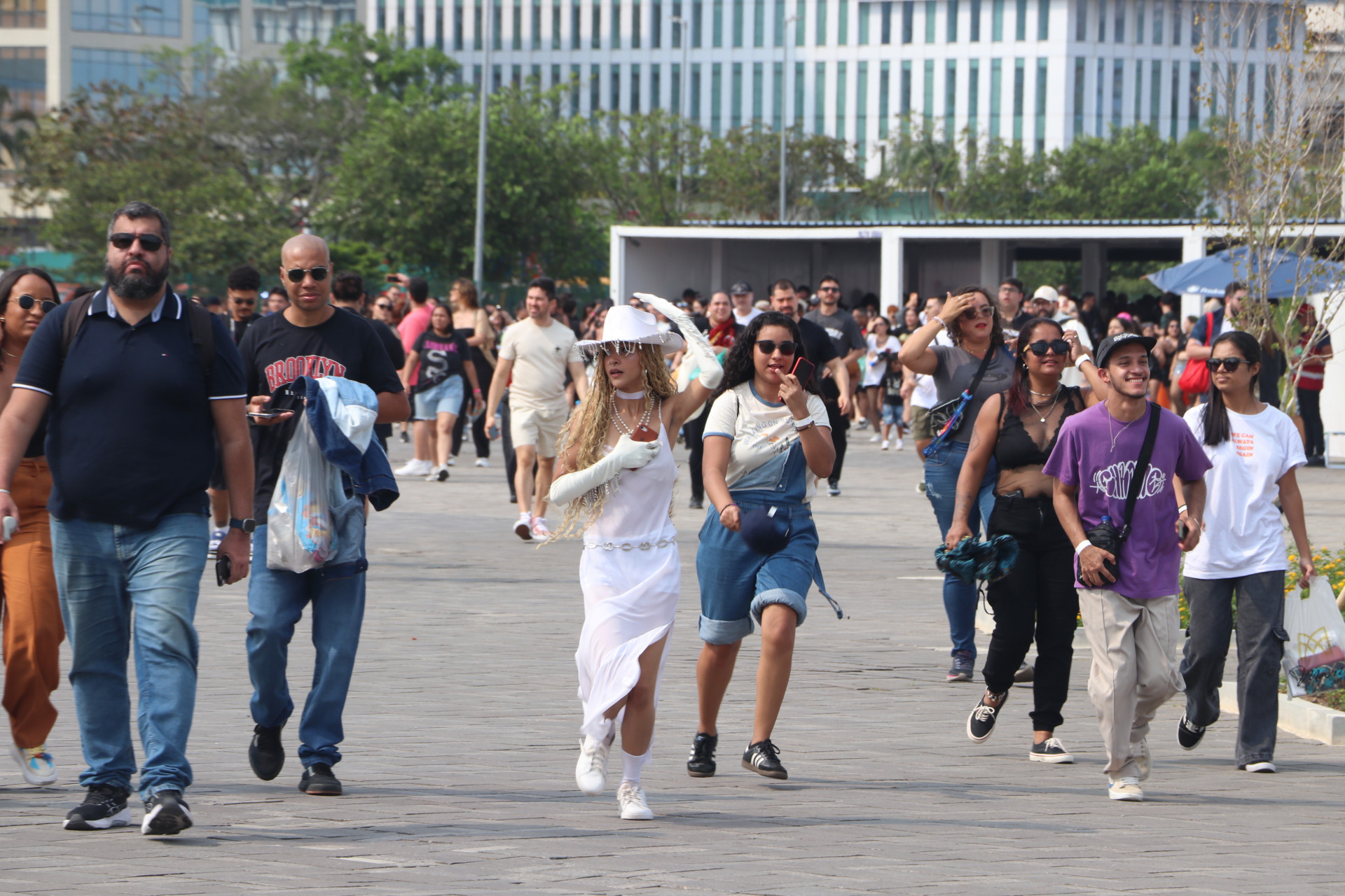 Público corre após portões da Cidade do Rock abrirem - AgNews